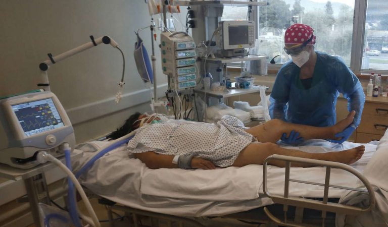 Enfermera recibe dosis de viagra y se recupera del coma causado por Covid
