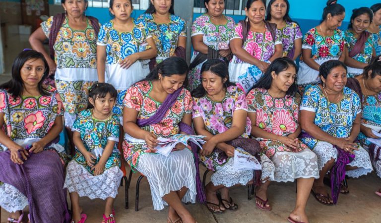 Escuela promueve identidad cultural con libros artesanales bordados en Xokbil chuuy