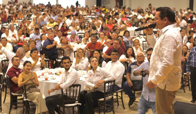 Maestros respaldan a Huacho Díaz Mena