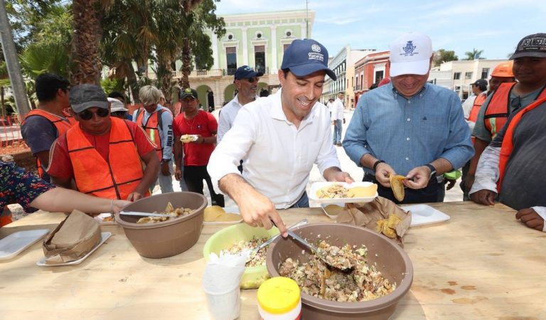 Con tacos de chicharra, el Gobernador Mauricio Vila celebra con los albañiles el Día de la Santa Cruz